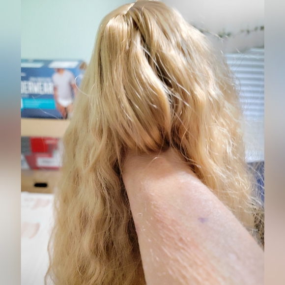 Light brown wig. - Picture 2 of 3